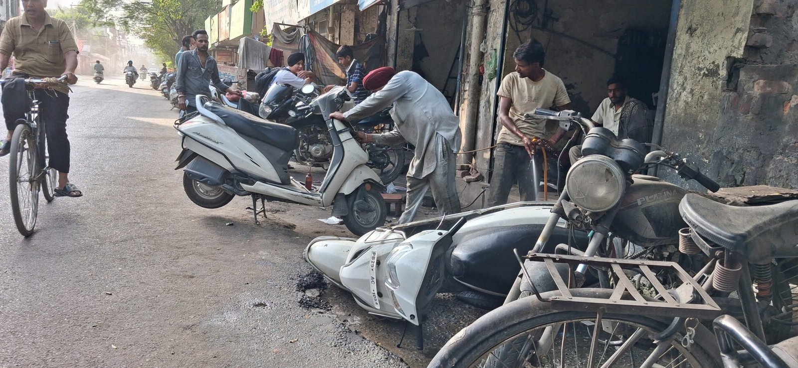 मोगा में सर्विस सेंटरों पर पानी की बर्बादी, रोजाना हजारों लीटर पानी नालियों में बह रहा