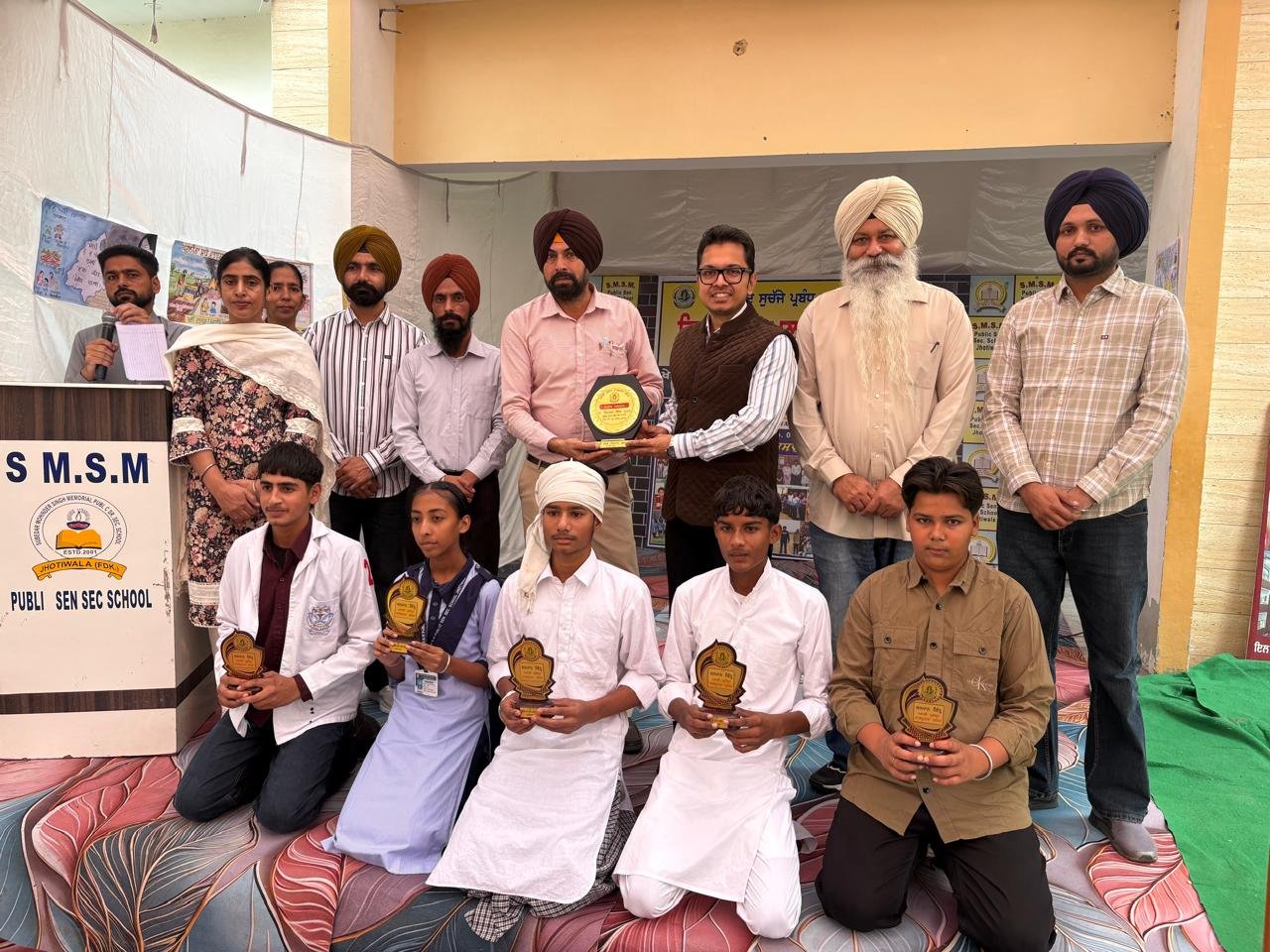 पराली न जलाने का संदेश लेकर गांव में निकले छात्र