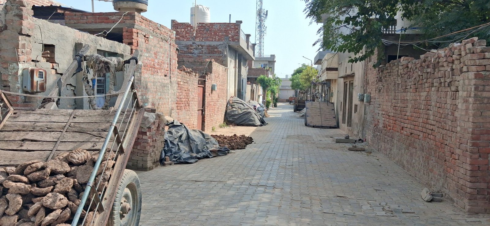 गलियों में मिट्टी के ढेर, बरसाती पानी की निकासी पर भी कब्जा