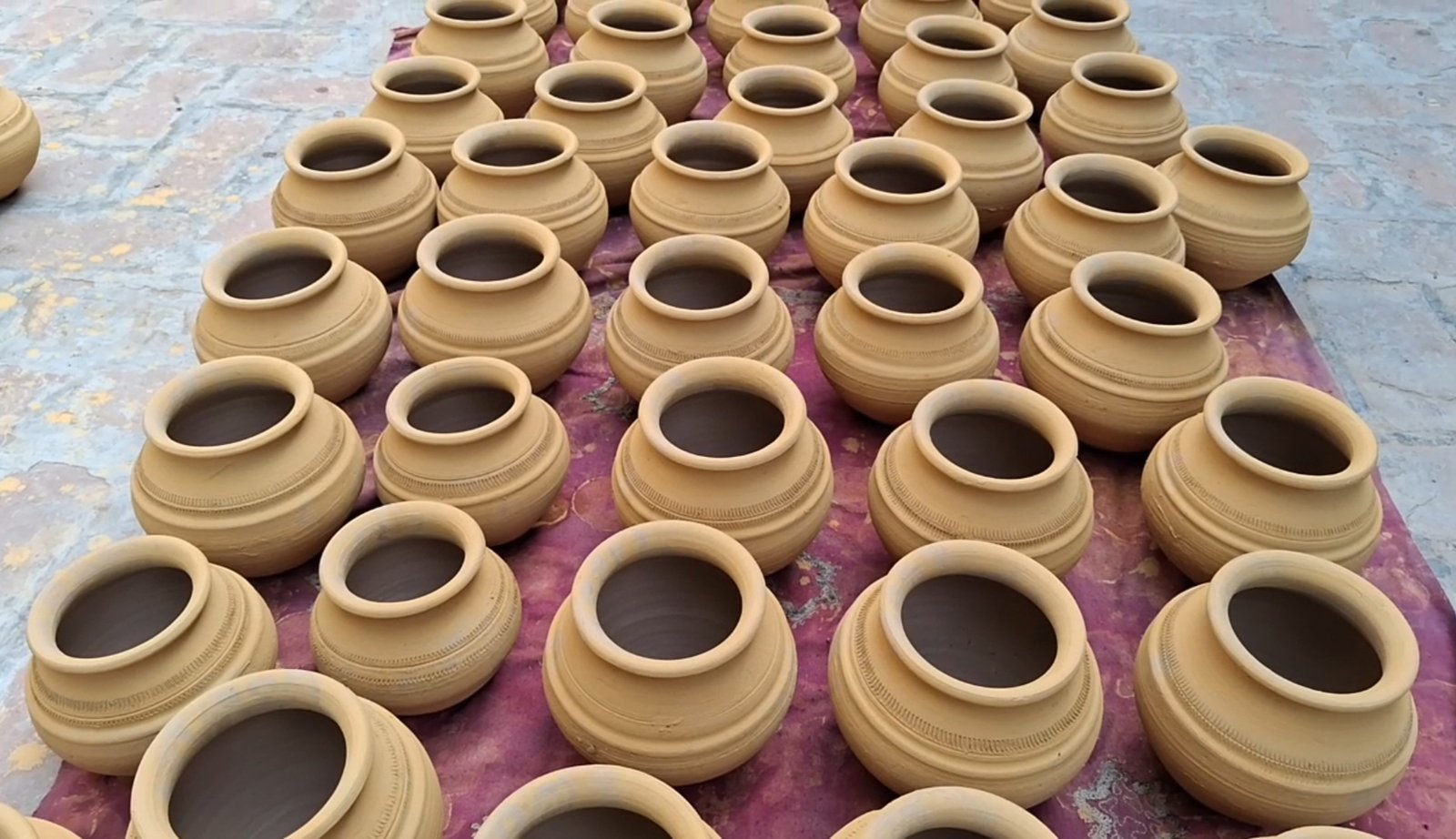 करवा चौथ की रौनक से मिट्टी के कारीगरों के काम में आई तेजी