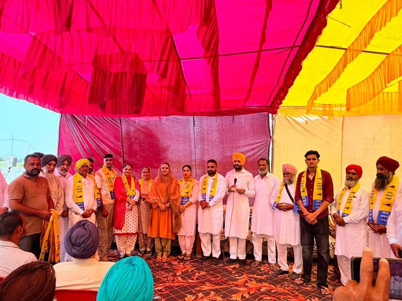 गांव डगरू में कांग्रेस को बड़ा झटका, कई परिवार आम आदमी पार्टी में शामिल : MLA अमनदीप कौर अरोड़ा