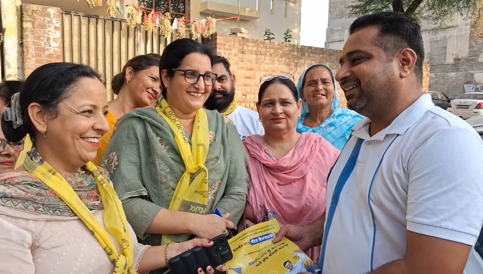 मोगा के वार्डों में डोर-टू-डोर अभियान शुरू, घर-घर पहुंचकर लोगों को दी सरकारी योजनाओं की जानकारी