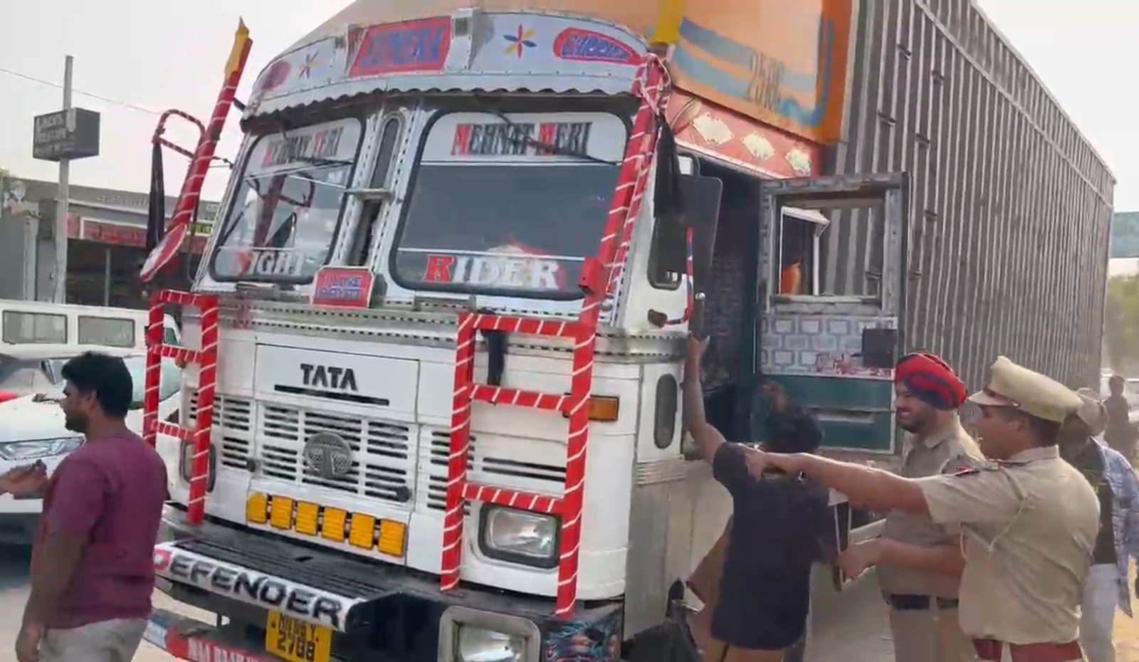 मोगा में पशुओं से भरा ट्रक रोका, बजरंग दल और पुलिस में तीखी बहस