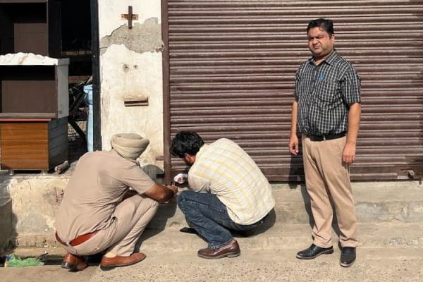 मेडिकल स्टोर पर छापेमारी, प्रतिबंधित दवाएं जब्त कर दुकान सील
