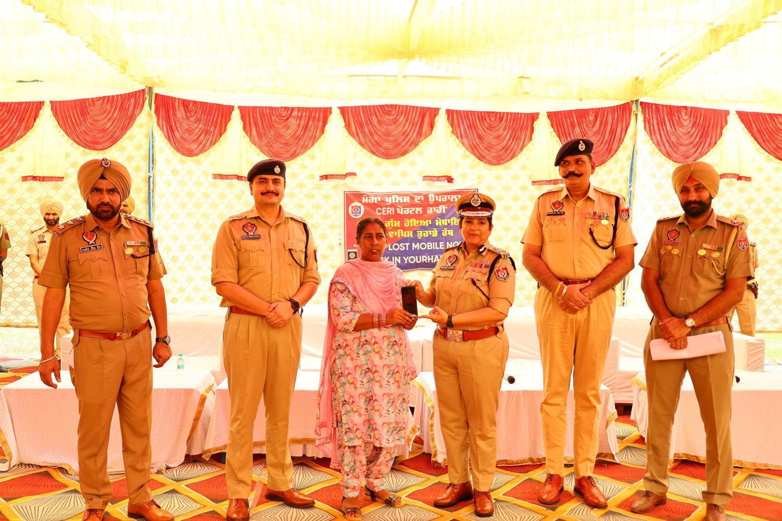 मोगा पुलिस की बड़ी कामयाबी: गुम हुए 300 मोबाइल फोन बरामद कर असली मालिकों को लौटाए