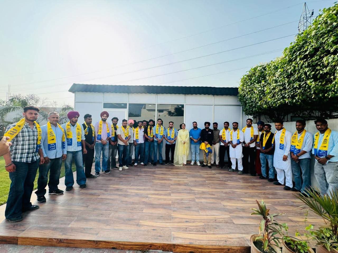 मोगा के गांव सद्दा सिंह वाला में आम आदमी पार्टी का बढ़ा कुनबा, कई नौजवान पार्टी में शामिल
