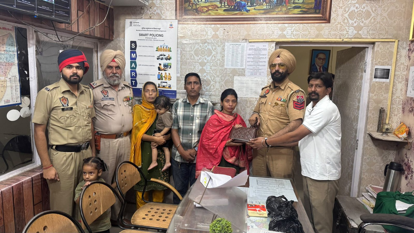 पुलिस की मुस्तैदी से महिला को मिला खोया पर्स