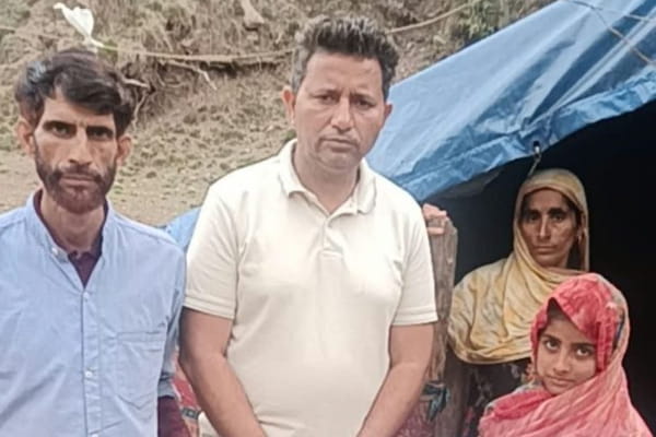 अपनी सैलरी से बेटियों की पढ़ाई का खर्च उठा रहे शिक्षक