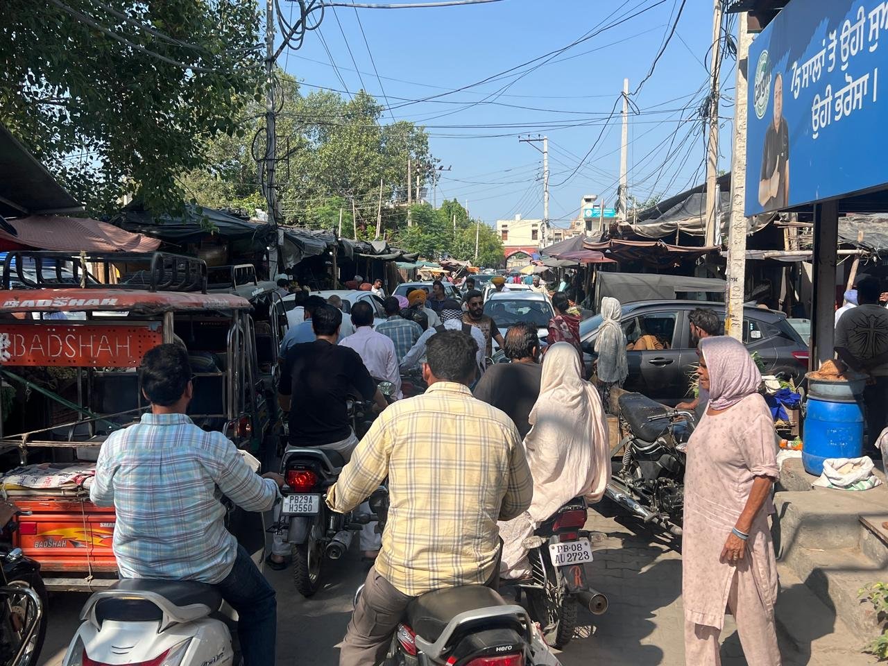 अतिक्रमण से सिकुड़ी सड़कें, हादसों का खतरा