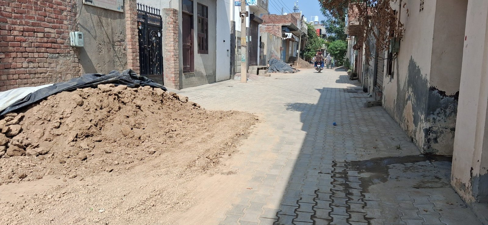 अतिक्रमण और मलबे से गलियां तंग, लोगों की बढ़ी परेशानी