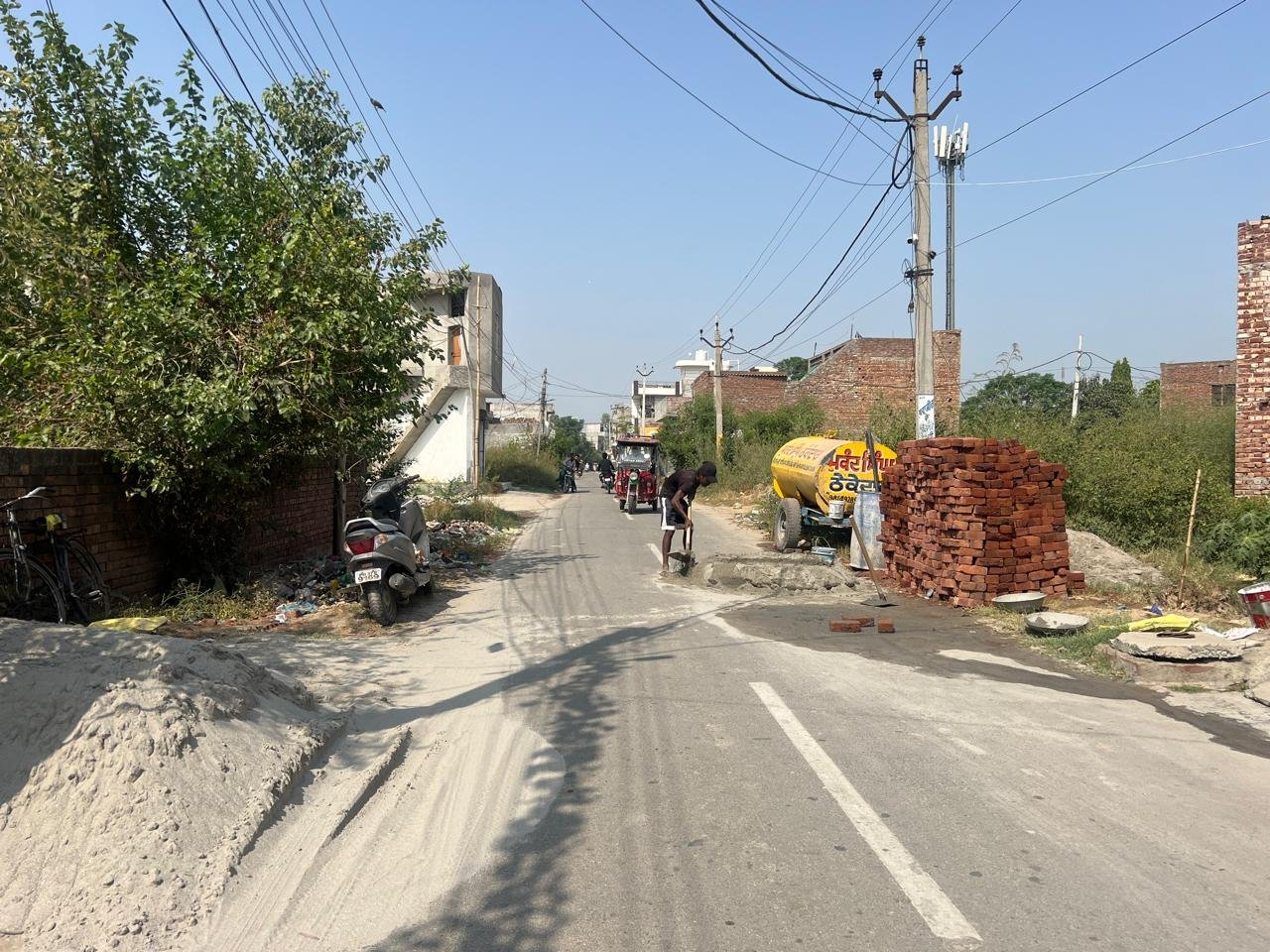 सड़क पर नियमों की अनदेखी! बीच सड़क पर तैयार हो रहा निर्माण मटेरियल, हादसों का खतरा बढ़ा