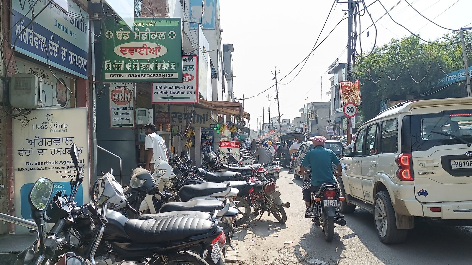 सिविल अस्पताल के बाहर अतिक्रमण का कब्जा, मरीजों की राह में रोड़ा