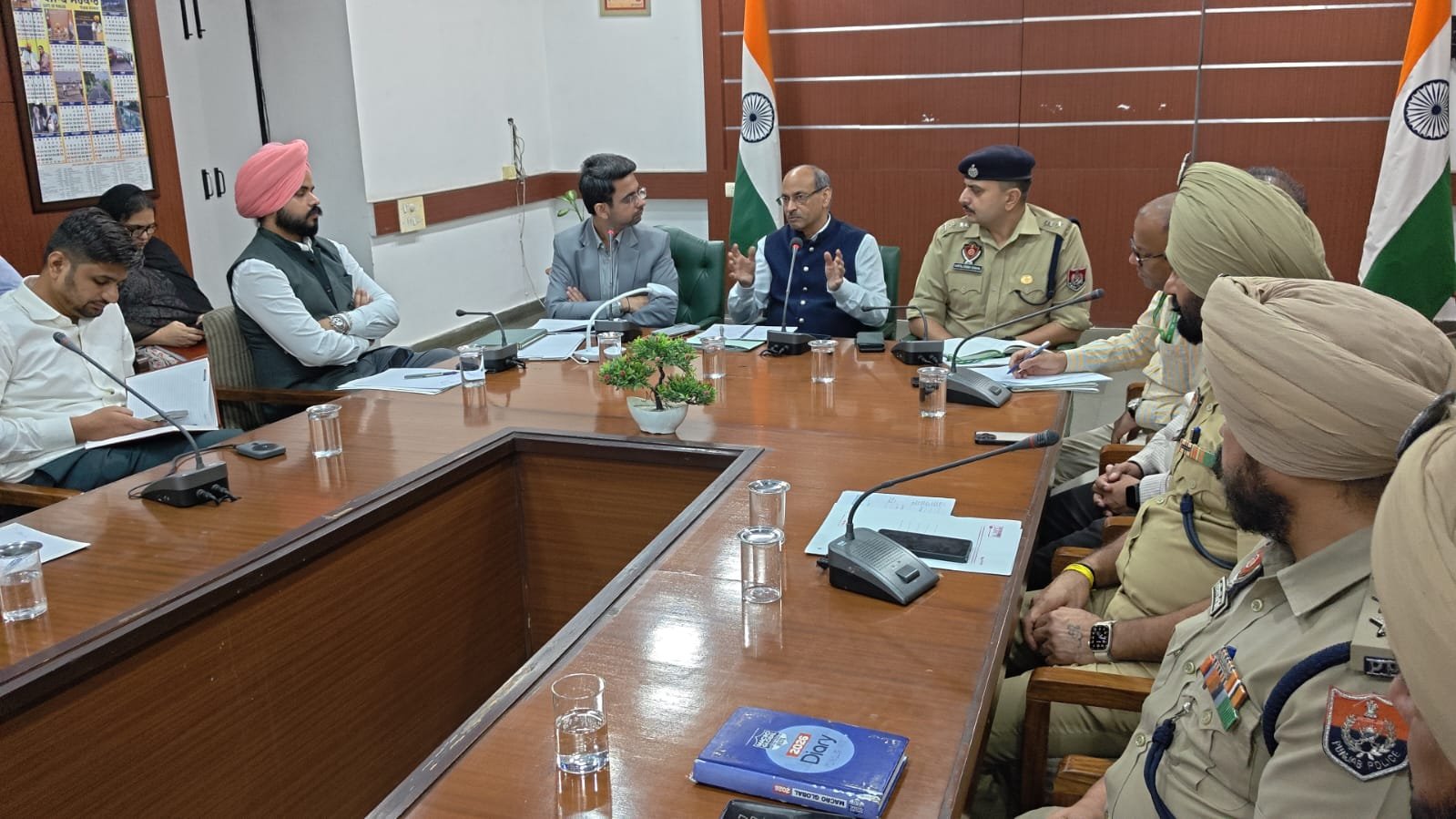 पराली प्रबंधन का जायजा लेने के लिए कमीशन फॉर एयर क्वालिटी मैनेजमेंट की उच्चस्तरीय टीम ने किया मोगा का दौरा