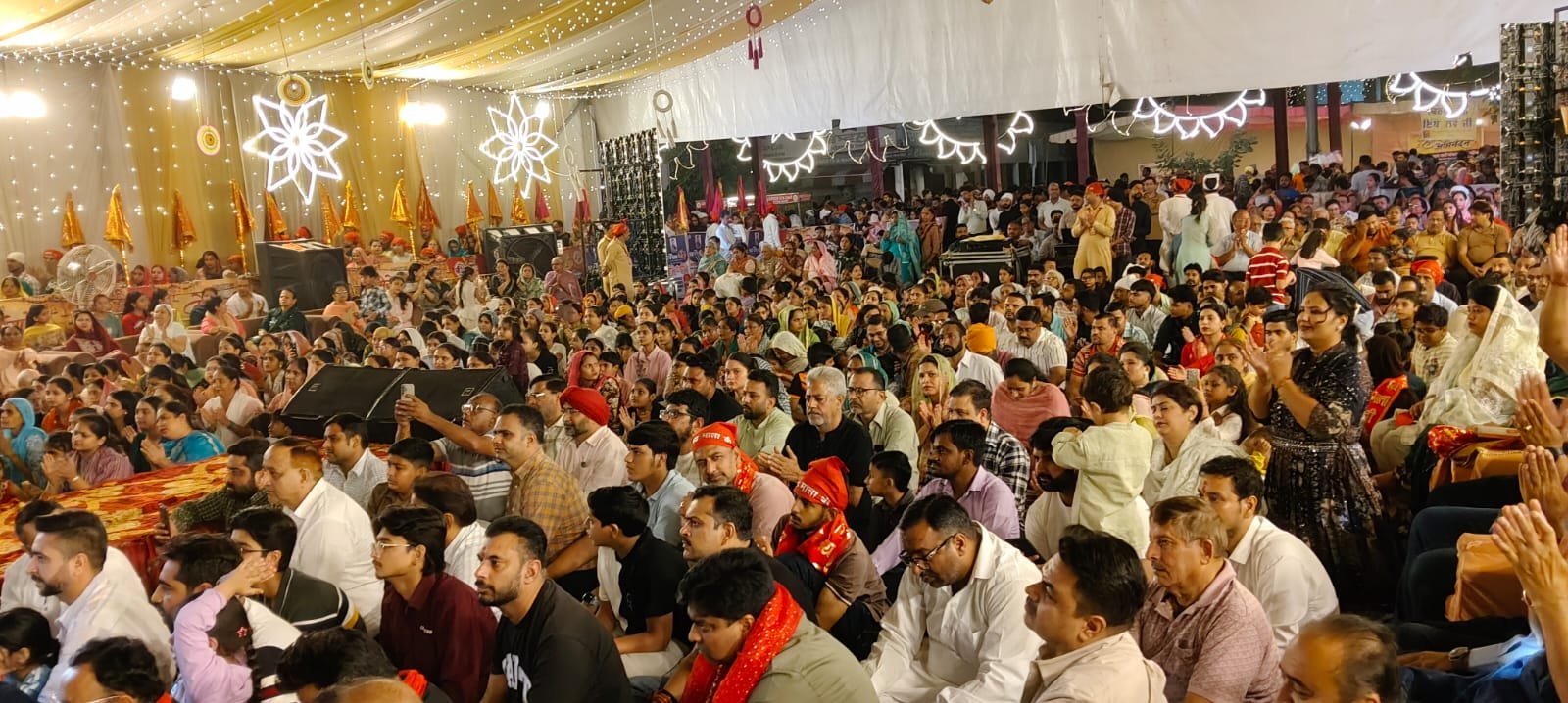 मां के दरबार में गूंजे भक्ति के स्वर, भजन गायक मोनू दूआ चंडीगढ़ वालों ने बांधा भक्तिरस का समां