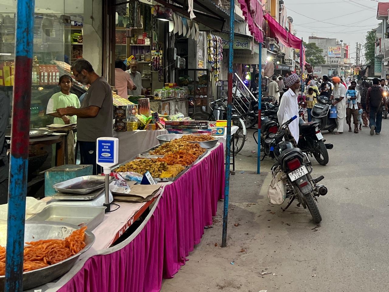 बहोना चौक में धूल-मिट्टी के बीच बिकती रही मिठाई, जलेबी और पकौड़े
