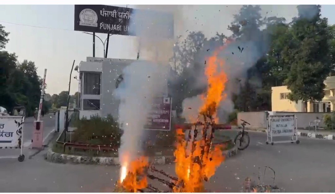 पटियाला: पंजाबी यूनिवर्सिटी के कॉन्ट्रैक्ट टीचरों ने दशहरे के मौके पर जलाए अधिकारियों के पुतले