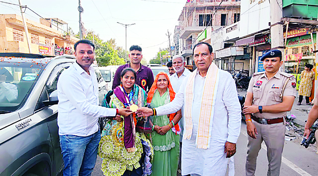 एशियन गेम्स में गोल्ड जीतकर देश का गौरव बढ़ाने वाली नेहा का सोनीपत में भव्य स्वागत