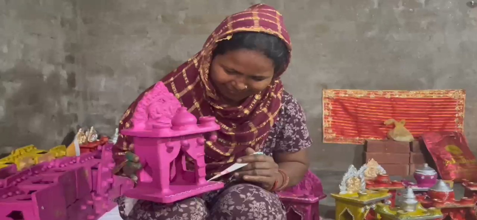 दूसरों के घर रोशन करते कुम्हारों के जीवन में महंगाई का अंधेरा