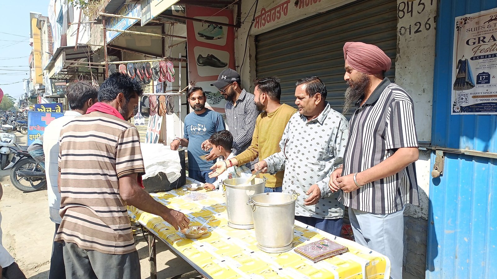 तरसेम लाल परिवार ने श्रद्धालुओं को वितरित किया लंगर