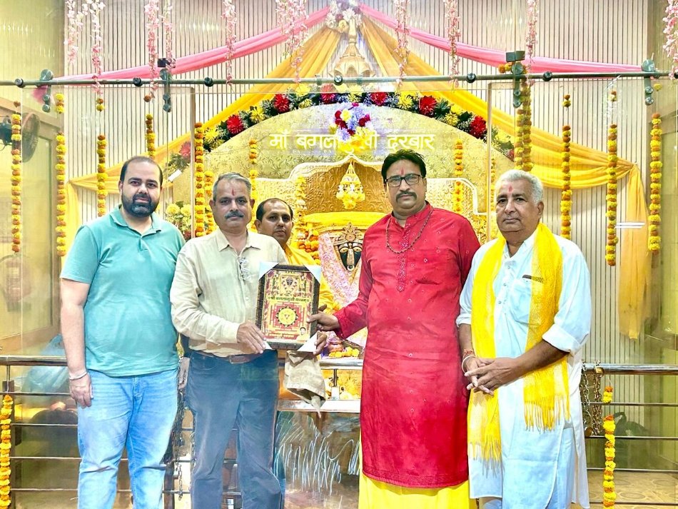 माता बगलामुखी महायज्ञ में रमन गांधी ने डाली आहुति