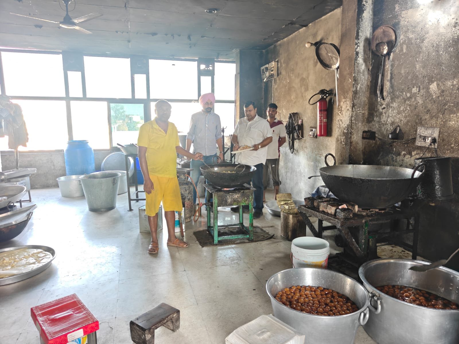 त्योहारों के सीजन में खाद्य सुरक्षा विभाग की कार्रवाई, 7 खाद्य पदार्थों के सैंपल भरे