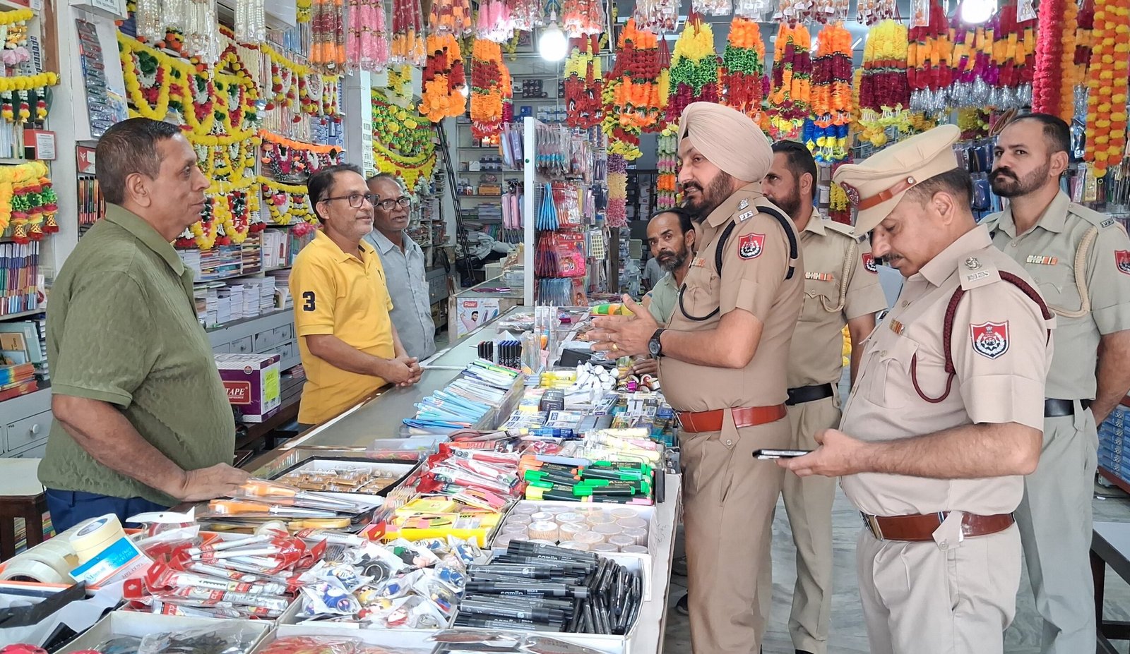 दिवाली से पहले फायर ब्रिगेड विभाग अलर्ट, मोगा के तंग बाजारों में दुकानदारों को किया जागरूक