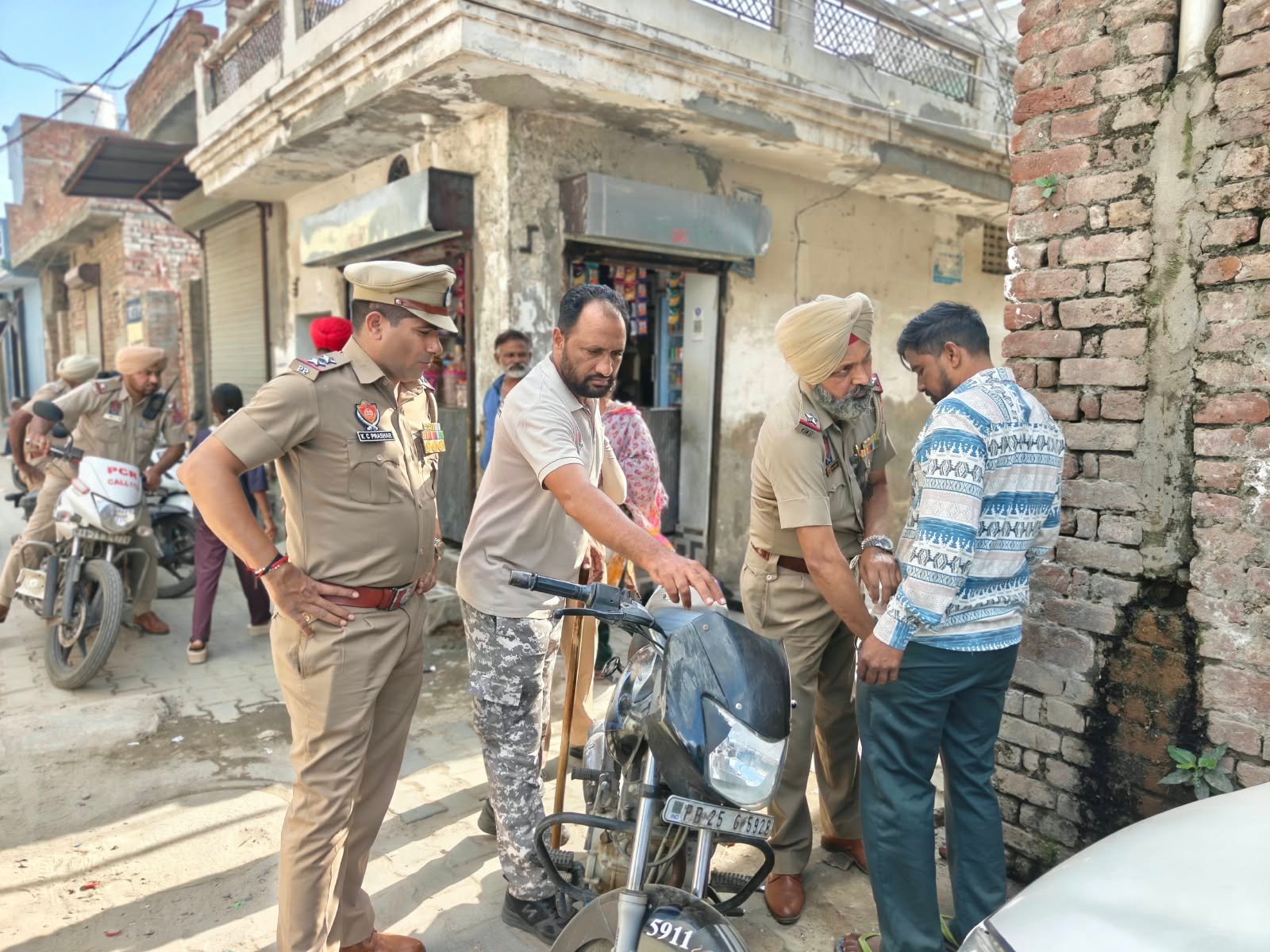 मोगा की साधा वाली बस्ती में पुलिस की दबिश, एक संदिग्ध हिरासत में