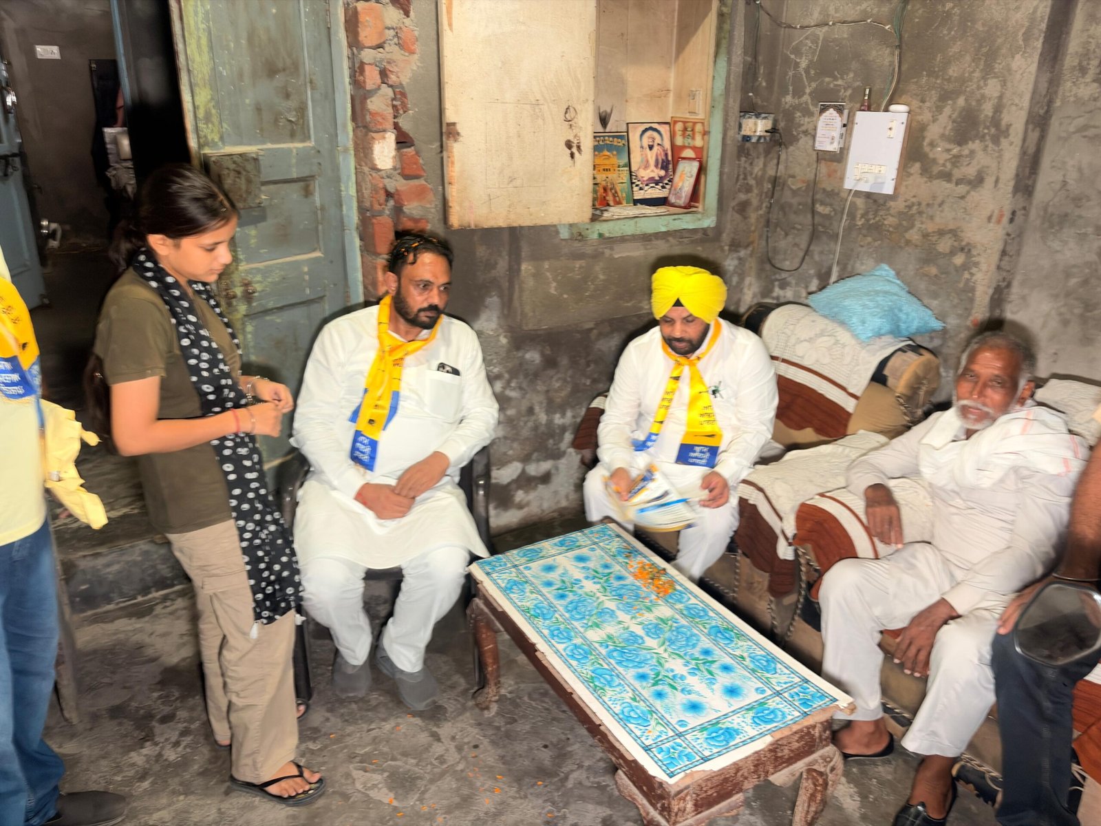 घर-घर पहुंचे मंत्री, सरकारी योजनाओं के लाभ गिनाए