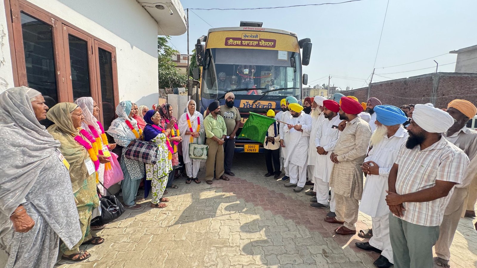 लोक निर्माण मंत्री हरभजन सिंह ई.टी.ओ. ने जंडियाला गुरु से 63वीं तीर्थ यात्रा बस को दिखाई हरी झंडी