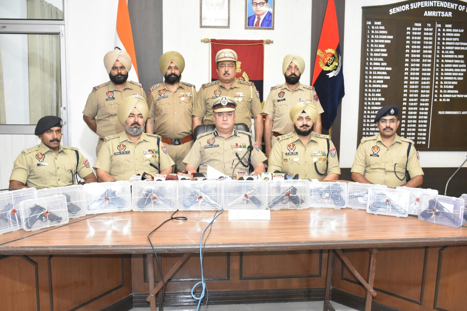 गैर-कानूनी हथियार सप्लाई नेटवर्क में शामिल एक नाबालिग समेत 8 व्यक्ति गिरफ्तार; 15 पिस्तौल बरामद