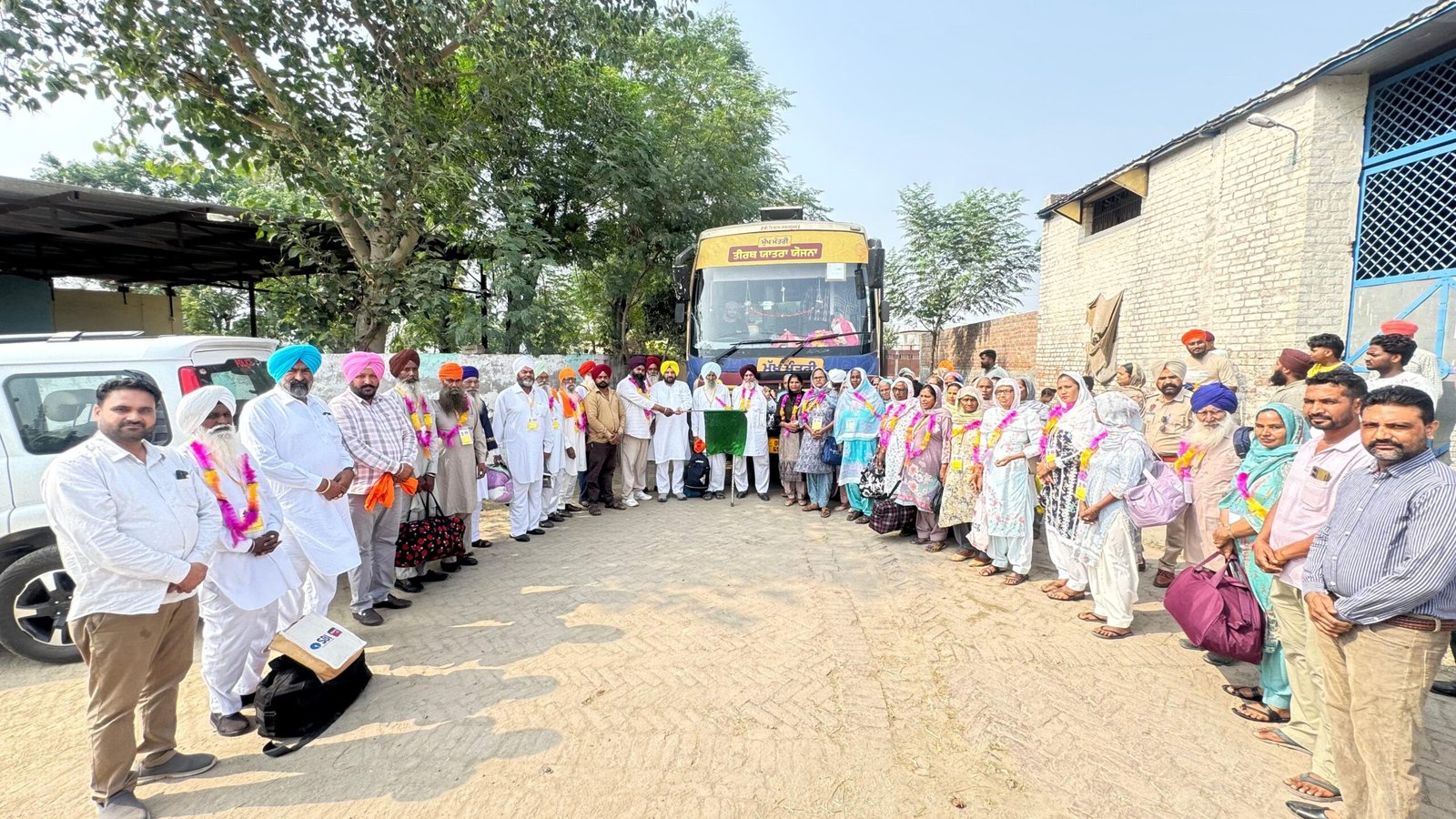67वीं तीर्थ यात्रा बस रवाना, श्रद्धालु करेंगे तीन धार्मिक स्थलों के दर्शन