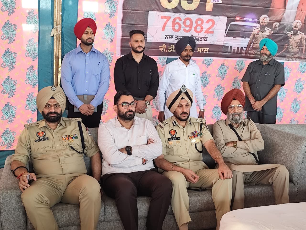 नशामुक्त समाज के लिए पुलिस-प्रशासन ने ग्रामीणों से किया संवाद