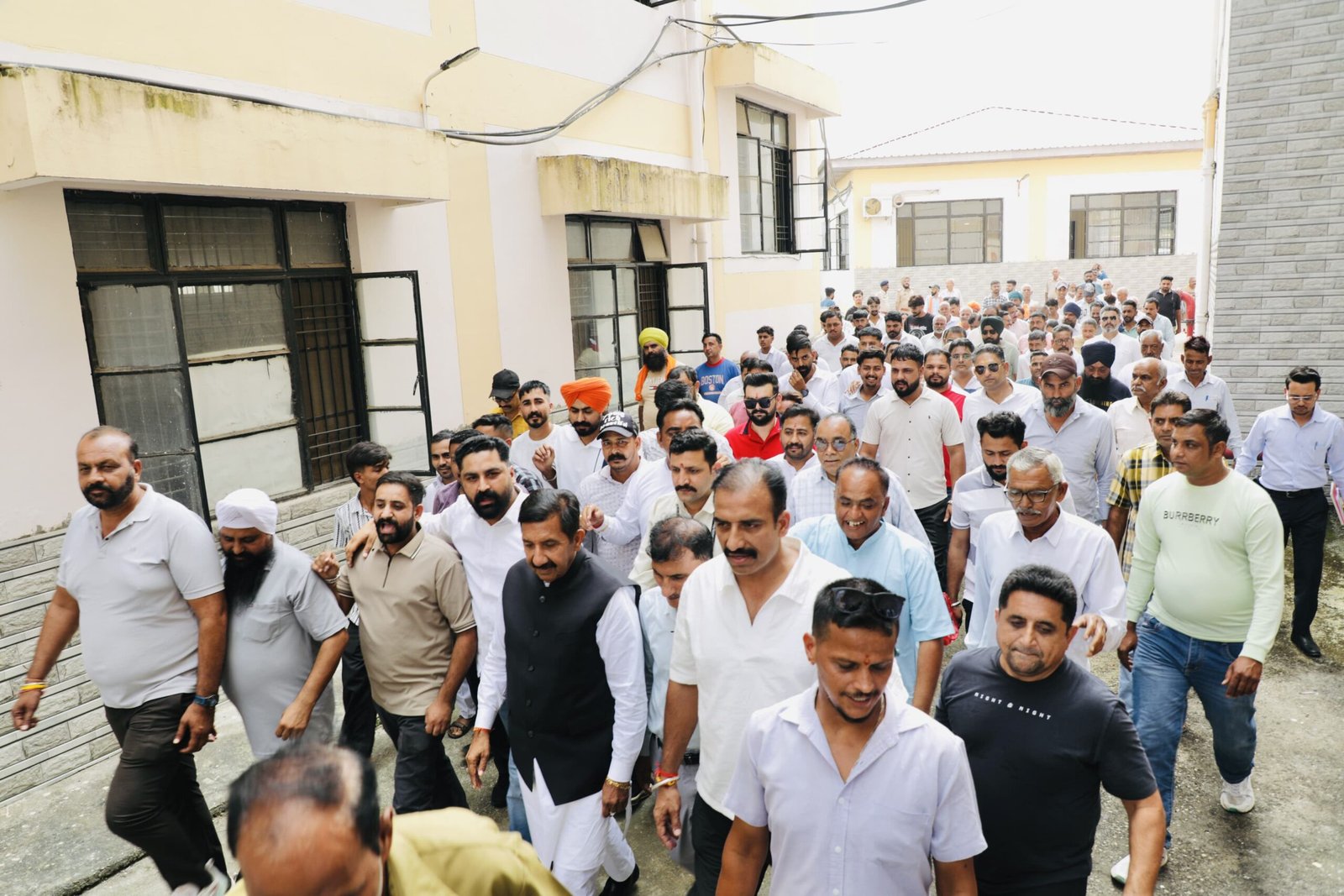 कांग्रेस कार्यकर्ता शिष्टाचार के साथ जनता के बीच अपनी बात रखें: मुकेश अग्निहोत्री