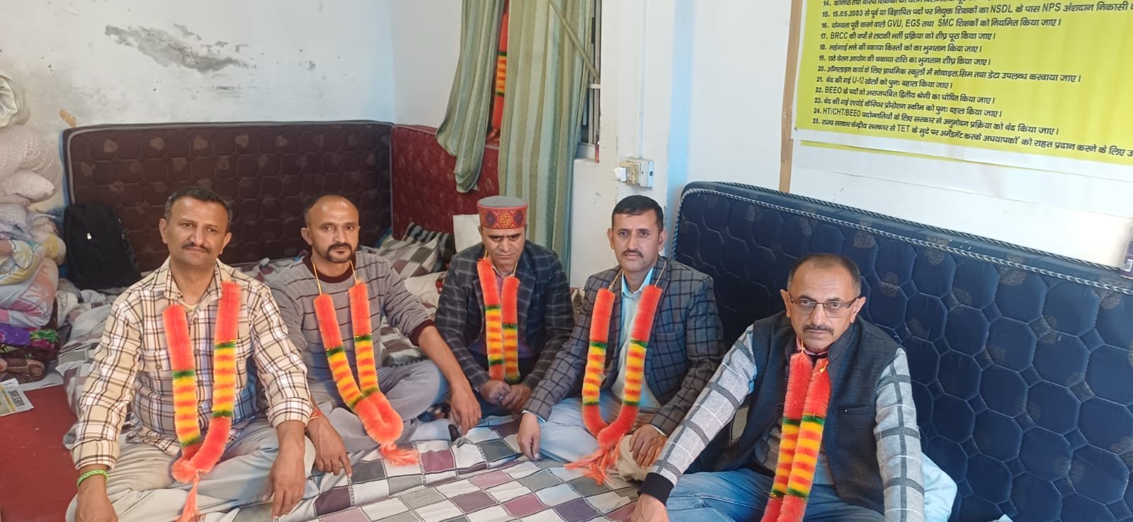 शिक्षकों का अनशन जारी, 24 मांगों पर सरकार से आर-पार की तैयारी