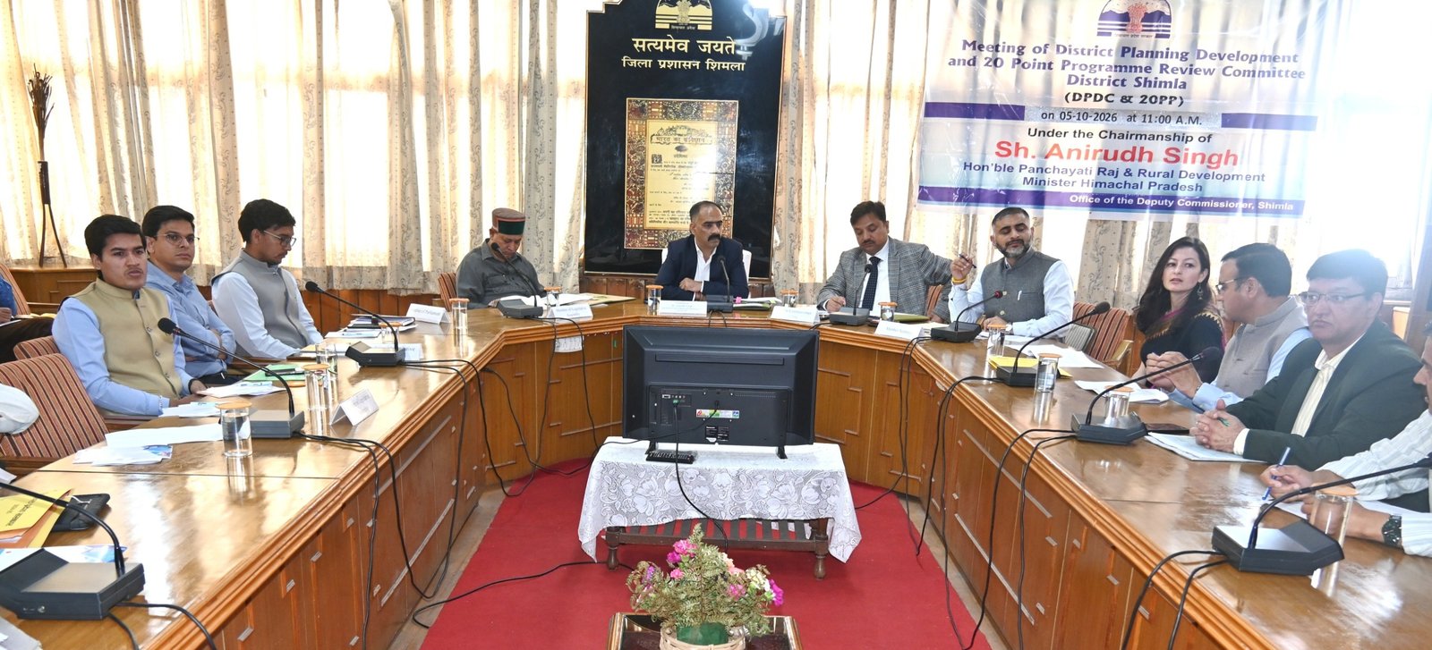 विकास योजनाओं के लंबित कार्यों को प्राथमिकता के आधार पर पूरा करें अधिकारी – अनिरुद्ध सिंह