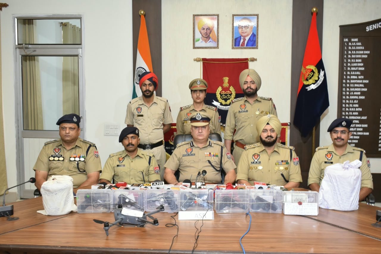 अमृतसर में ड्रग तस्करी और अवैध हथियारों के 5 मॉड्यूल का भंडाफोड़, 10 गिरफ्तार; 4.409 किलो हेरोइन और 6 पिस्तौल बरामद
