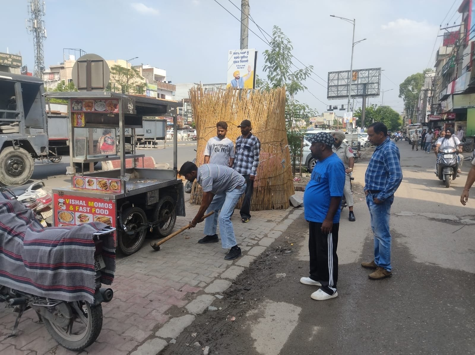 नगर निगम का अवैध कब्जों पर एक्शन, रेहड़ी-फड़ी वालों का सामान जब्त