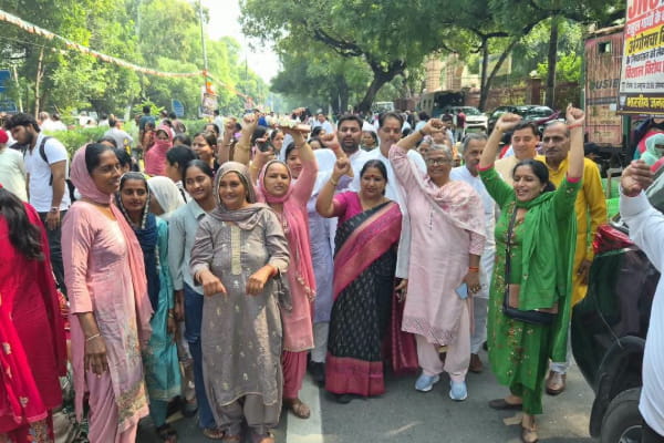 कथित यौन उत्पीड़न मामले पर भाजपा महिला मोर्चा का कांग्रेस मुख्यालय तक मार्च
