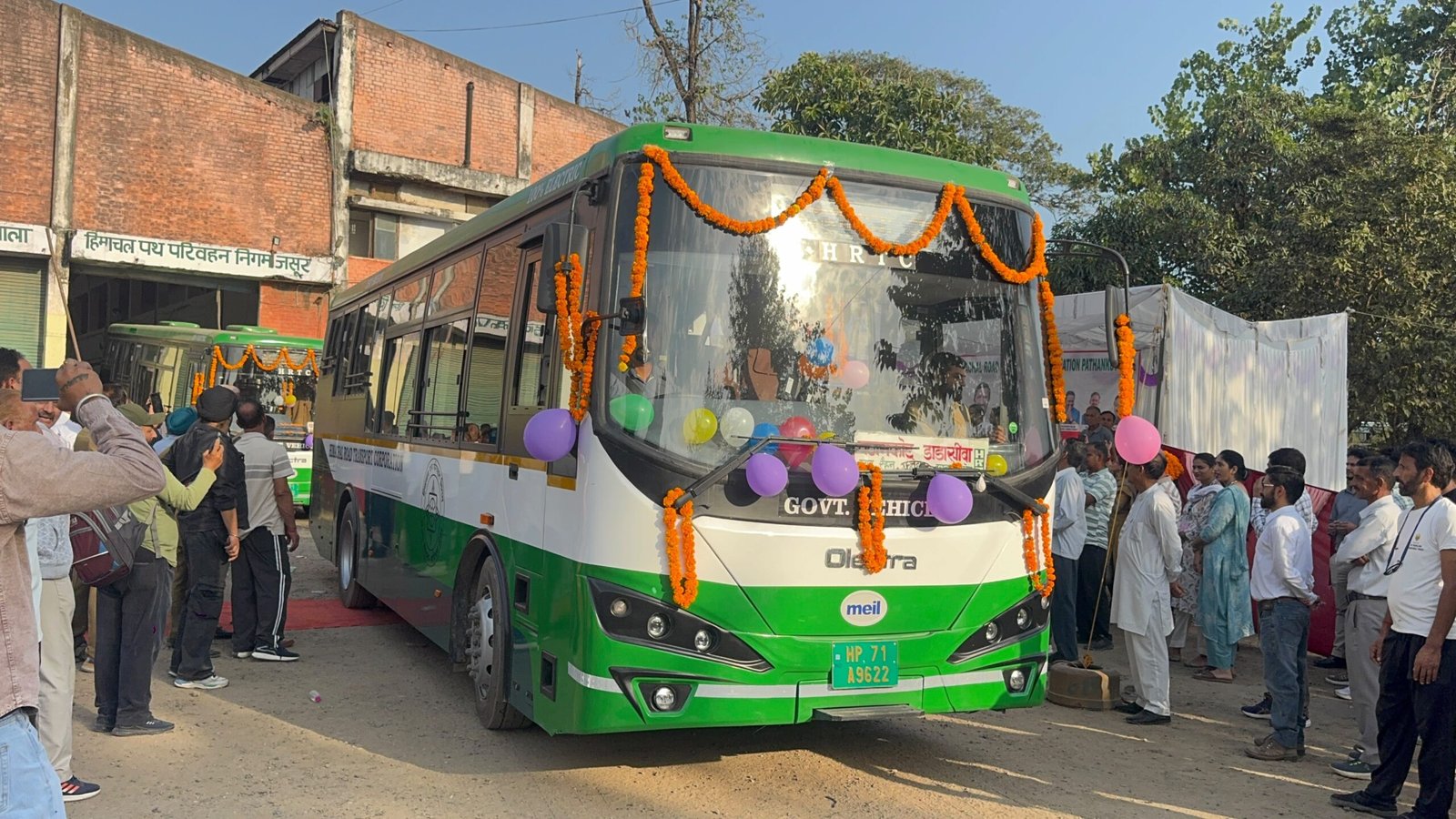 नूरपुर क्षेत्र को मिलीं पांच नई इलेक्ट्रिक बसें, मुकेश अग्निहोत्री ने दिखाई हरी झंडी