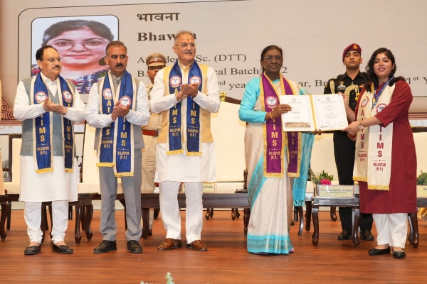 राष्ट्रपति और राज्यपाल ने एम्स बिलासपुर के प्रथम स्नातक बैच को प्रदान की उपाधियां
