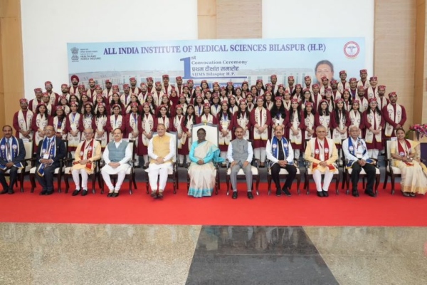 राष्ट्रपति द्रौपदी मुर्मु ने एम्स बिलासपुर के टॉपर छात्रों को किया सम्मानित, स्टूडेंट्स बोले- यादगार रहा पल