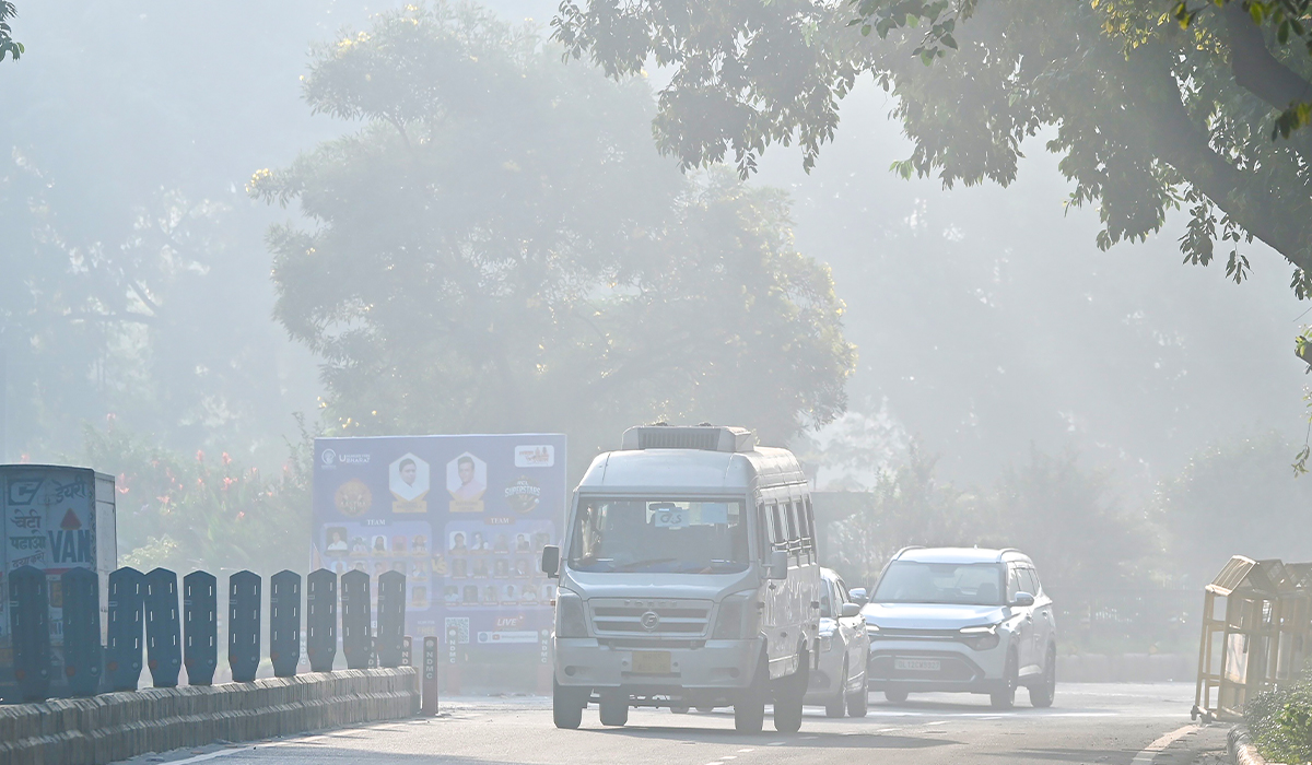 दिल्ली-NCR में लाल निशान के पार पहुंचा AQI, तापमान में भी आई गिरावट
