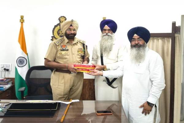 श्री गुरु रामदास जी की जयंती पर अमृतसर के डिप्टी कमिश्नर और पुलिस कमिश्नर को दिया निमंत्रण पत्र