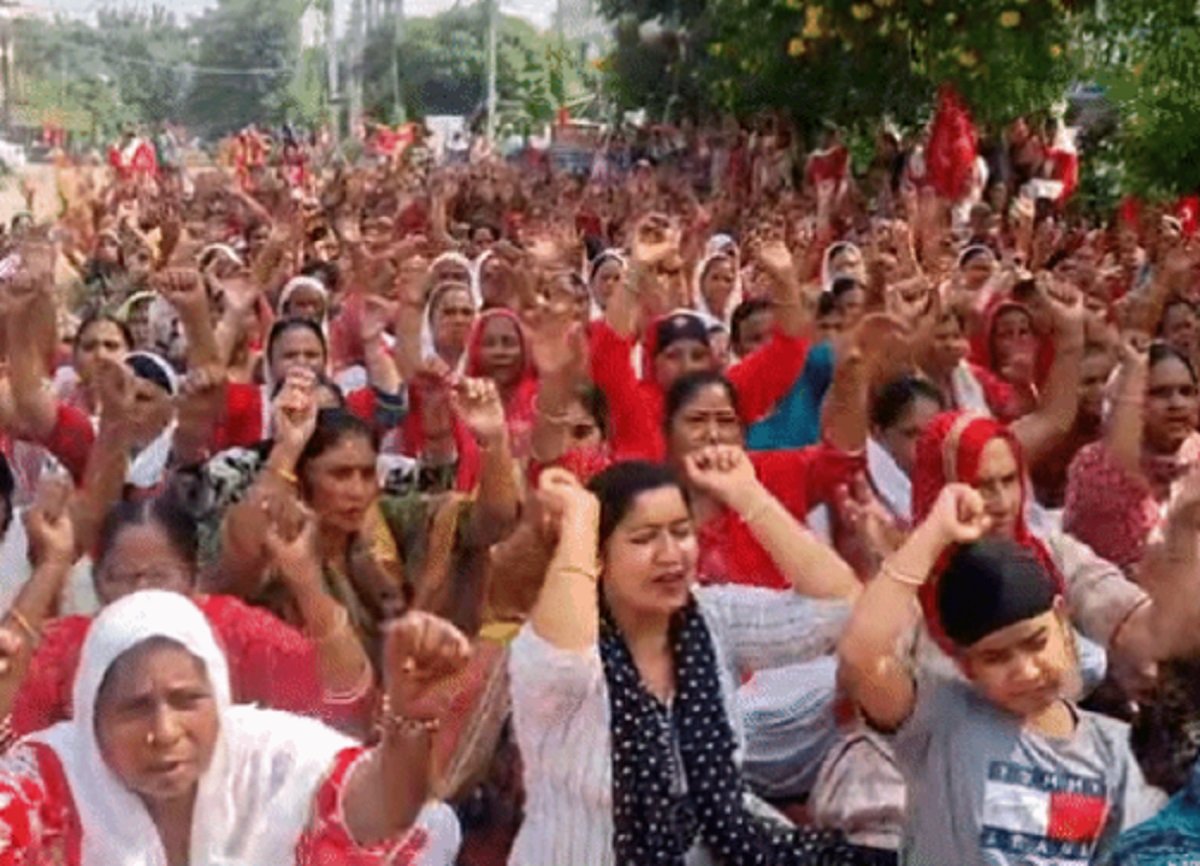 आंगनवाड़ी वर्कर्स ने हरभजन सिंह भज्जी के घर के बाहर किया विरोध प्रदर्शन, केंद्र सरकार के खिलाफ की नारेबाजी