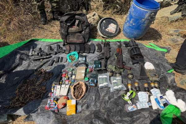 सोपोर के जंगल से हथियारों का बड़ा जखीरा बरामद, AK-47, पिस्टल, ग्रेनेड और 3 IED बरामद