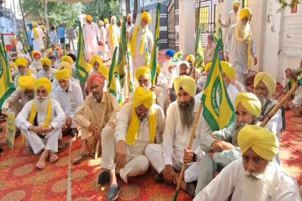 परविंदर सिंह झोटा हत्याकांड: मोगा में विधायक डॉ. अमनदीप कौर अरोड़ा के आवास के बाहर भाकियू एकता उगराहां ने दिया धरना