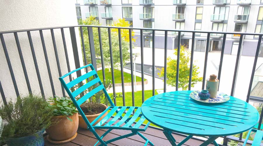 Balcony Vastu Tips: बालकनी में भूलकर भी न रखें बेकार सामान, इन आसान बदलावों से बढ़ेगी खूबसूरती और सकारात्मकता