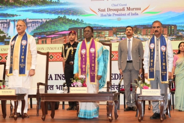 राष्ट्रपति ने एम्स के डॉक्टरों से किया आह्वान, कहा- ग्रामीण और दुर्गम क्षेत्रों में दें स्वास्थ्य सेवाएं
