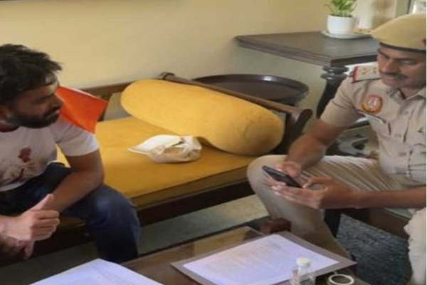 ‘तिरंगा फहराने पर रोक नहीं, लेकिन नियम तोड़े तो कार्रवाई’, दिल्ली पुलिस ने अभिजीत दिपके को दिया नोटिस