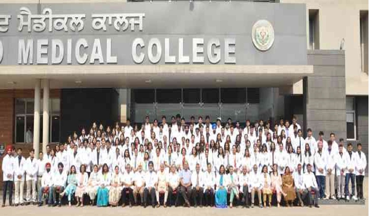 DMCH में MBBS बैच 2026 के नए स्टूडेंट्स के लिए व्हाइट कोट सेरेमनी